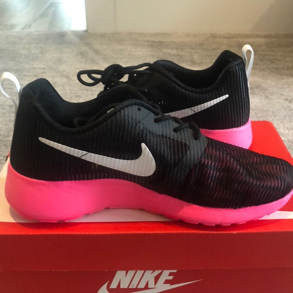 New girls Nike roshe one flight weight shoes - Picture 3 of 5